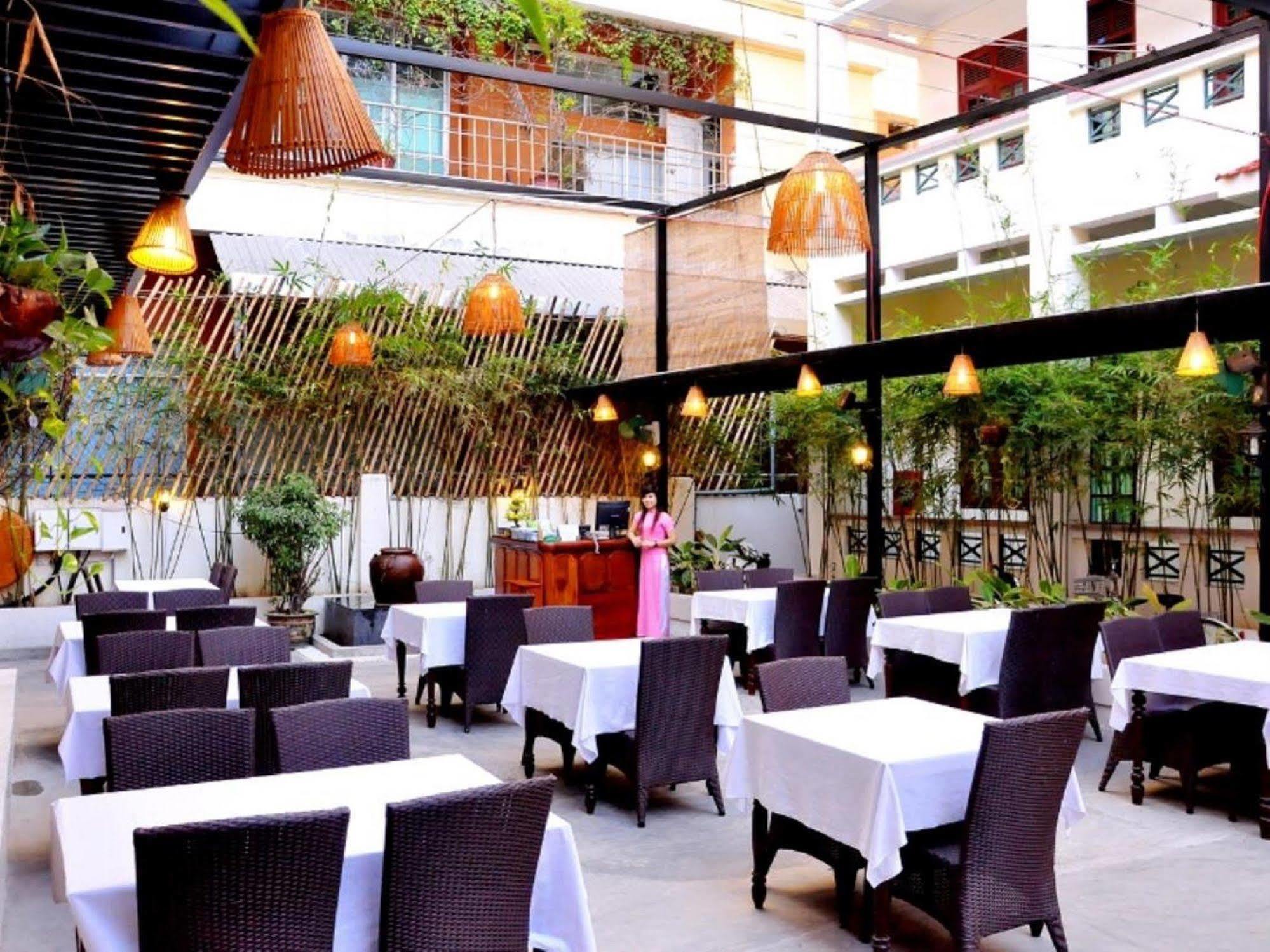 OYO 381 Tuyet Mai Hotel Nha Trang Ngoại thất bức ảnh